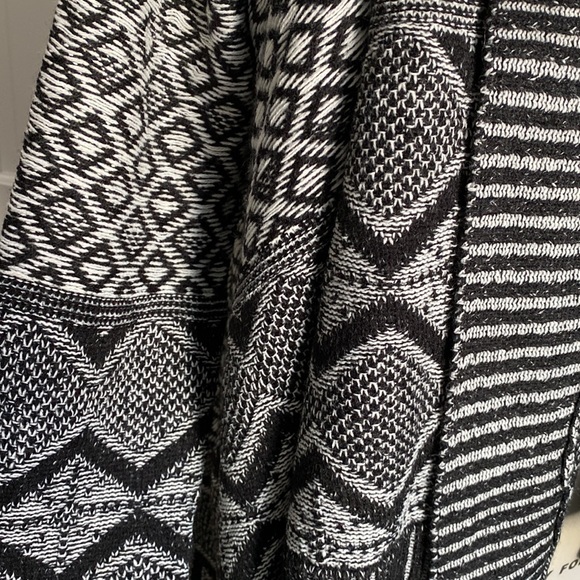 Shawl Sweater - Geometric - Black & White - S - Picture 5 of 6